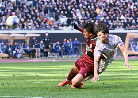 　後半、同点のヘディングシュートを決める神村学園・日高（右）＝撮影・柿森英典