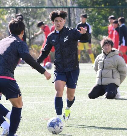 　決勝戦に向けて調整する神村学園・日高元（撮影・堀内翔）