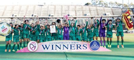 　初優勝を果たし、喜ぶ柳ケ浦イレブン＝神戸ユニバー記念競技場