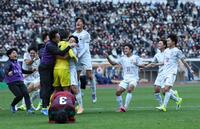 　ＰＫ戦を制し歓喜の神村学園イレブン（撮影・金田祐二）