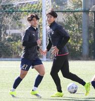 　決勝戦に向けて調整する神村学園・日高元（左）と倉中悠駕（撮影・堀内翔）