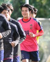 　決勝戦に向けて調整を行った神村学園・徳村楓大（撮影・堀内翔）