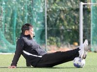 　決勝戦に向けてリラックスした表情を見せる神村学園・有村圭一郎監督（撮影・堀内翔）