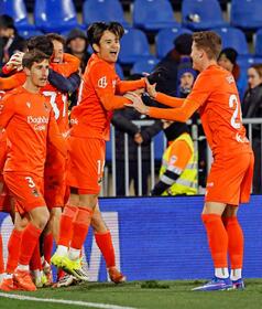 　後半、決勝ゴールをアシストし喜ぶレアル・ソシエダードの久保（中央）＝共同