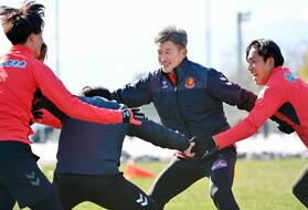 　Ｊ３福島の練習に初参加し、笑顔を見せる三浦知良