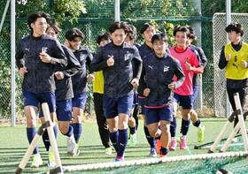 　鹿島学園との決勝戦を前に、調整する神村学園の選手たち＝東京都内