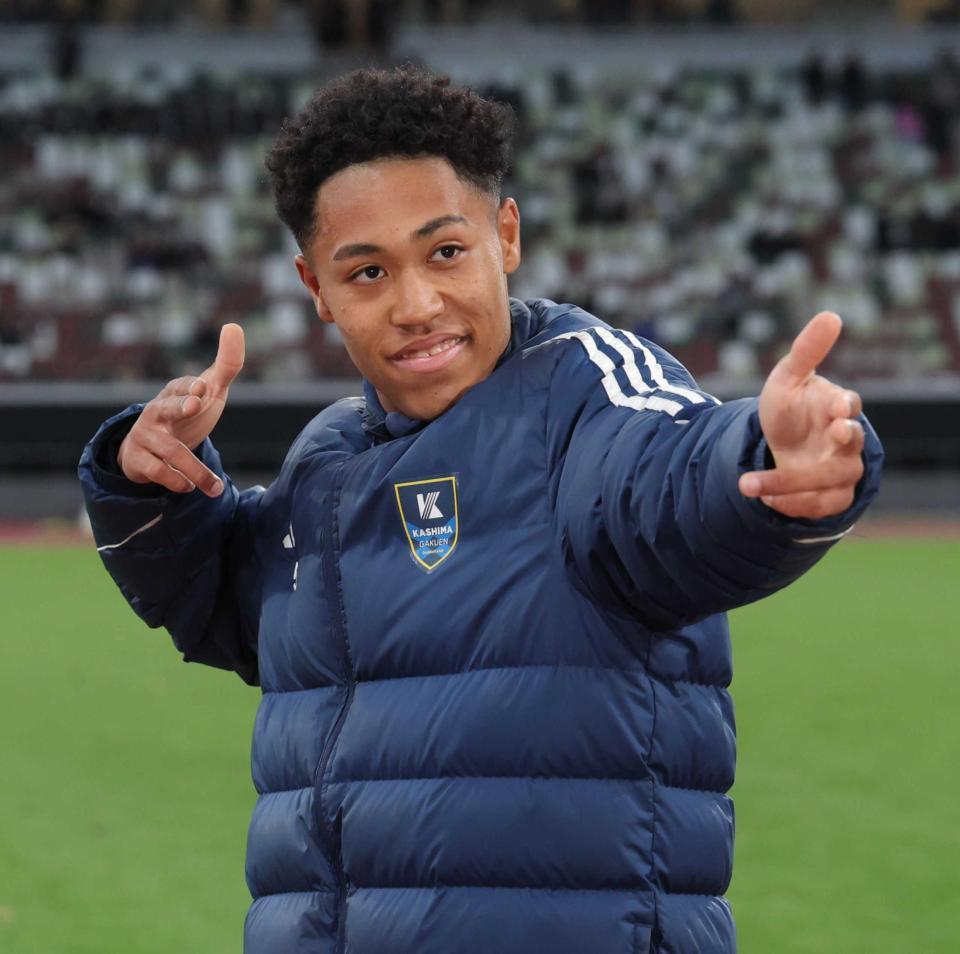 　試合後、ポーズを決める鹿島学園・ワーズィージェイヴェン勝＝ＭＵＦＧスタジアム（撮影・西岡正）