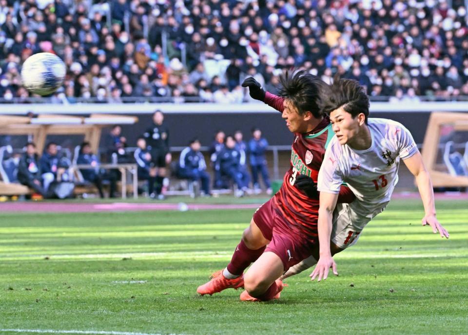 　後半、同点のヘディングシュートを決める神村学園・日高（右）＝撮影・柿森英典