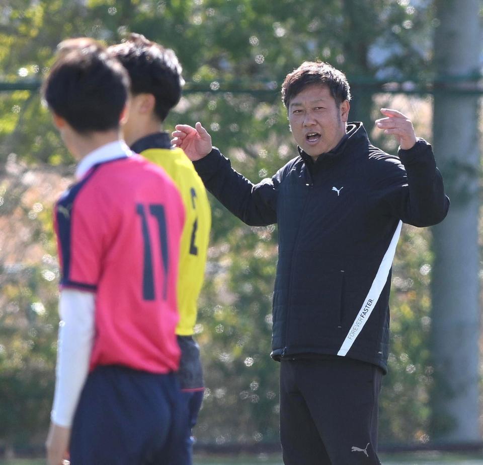 　選手に指示を出す神村学園・有村圭一郎監督（撮影・堀内翔）