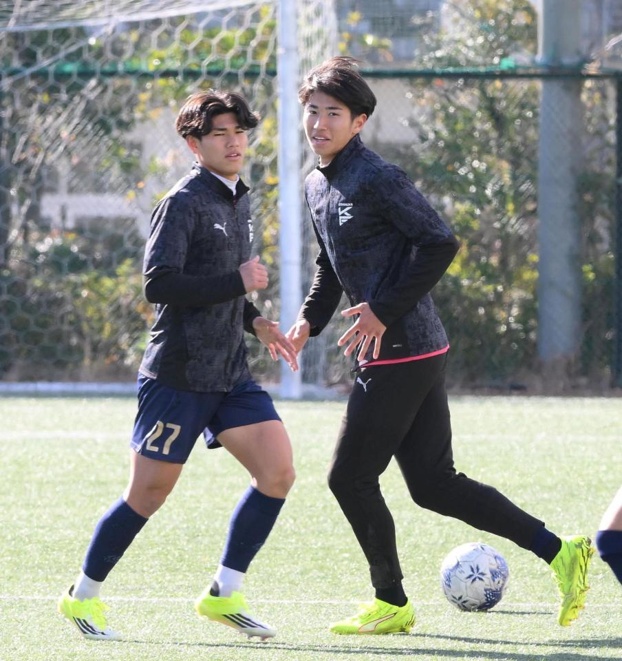 　決勝戦に向けて調整する神村学園・日高元（左）と倉中悠駕（撮影・堀内翔）