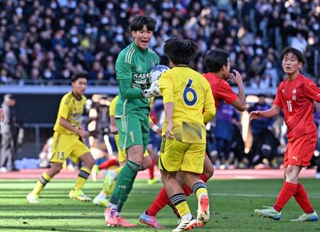 　前半、ゴールを守る鹿島学園・ＧＫプムラピー（中央）