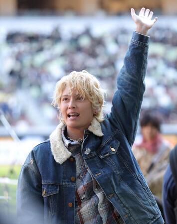 スタンドに手を振るＴＮＴの手越祐也（撮影・西岡正）