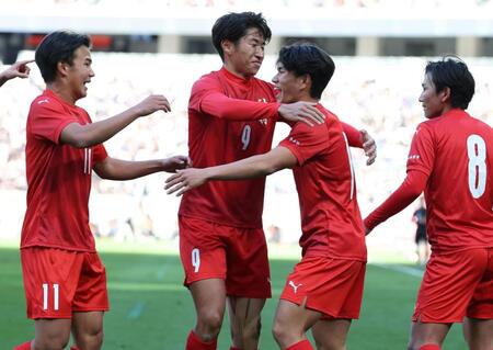 前半、先制ゴールを決め喜ぶ神村学園・日高元（右から２人目）＝撮影・金田祐二