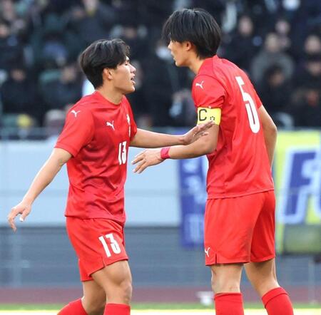 前半をリードで終え、タッチを交わす神村学園・日高元（左）と中野陽斗（撮影・西岡正）