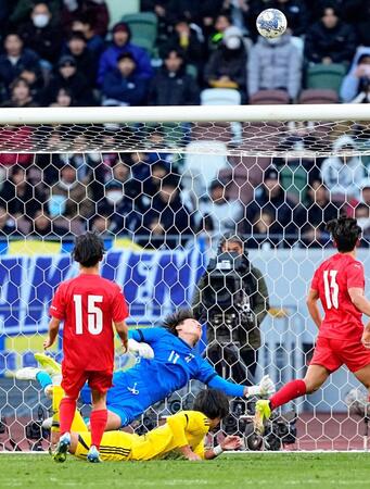 セーブする神村学園・ＧＫ寺田（中央）