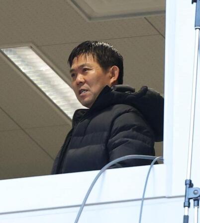 スタンドから見る日本代表・森保一監督（撮影・西岡正）