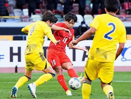 　神村学園-鹿島学園　試合終了間際、チーム３点目のゴールを決める神村学園・佐々木（中央）＝ＭＵＦＧ国立