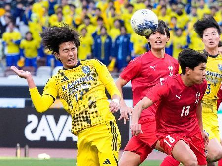 　神村学園-鹿島学園　後半、ヘディングでゴールを狙う鹿島学園・渡部（左）＝ＭＵＦＧ国立