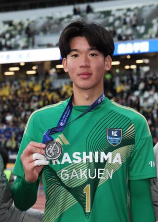 　準優勝のメダルを手にする鹿島学園・プムラピー（撮影・金田祐二）