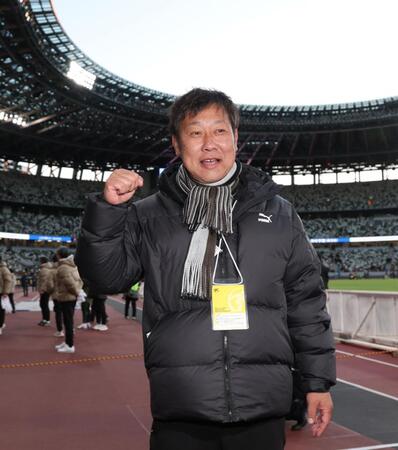 優勝志ガッツポーズの神村学園・有村圭一郎監督（撮影・金田祐二）