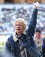 スタンドに手を振るＴＮＴの手越祐也（撮影・西岡正）