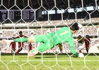 前半、神村学園・徳村のＰＫを止める鹿島学園・ＧＫプムラピー（手前）