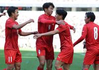 前半、先制ゴールを決め喜ぶ神村学園・日高元（右から２人目）＝撮影・金田祐二