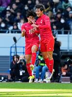 チーム２点目のゴールを決め喜ぶ神村学園・堀ノ口。左は日高