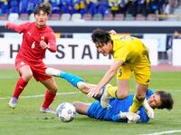 ゴール前で競り合う鹿島学園・中川（３）と神村学園・ＧＫ寺田