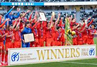 鹿島学園を破り初優勝を果たし、喜ぶ神村学園の選手たち