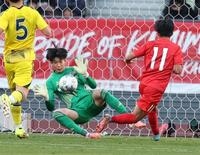 　後半、神村学園・徳村楓大のシュートを止める鹿島学園ＧＫプムラピー（撮影・金田祐二）