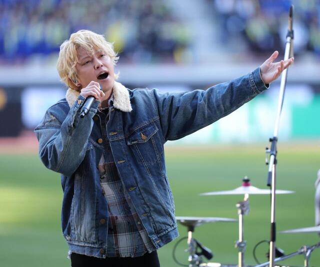 国立で熱唱の金髪アーティストに騒然