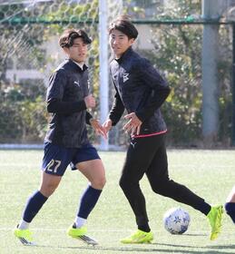 　決勝戦に向けて調整する神村学園・日高（左）と倉中（撮影・堀内翔）