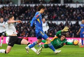 　ダービー戦の後半、勝ち越しゴールを決めるリーズの田中（中央）＝ダービー（ゲッティ＝共同）