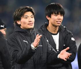 　アウクスブルクに勝利し喜ぶボルシアＭＧの町野（左）と高井＝メンヘングラッドバッハ（共同）