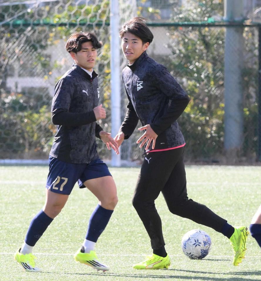 　決勝戦に向けて調整する神村学園・日高（左）と倉中（撮影・堀内翔）