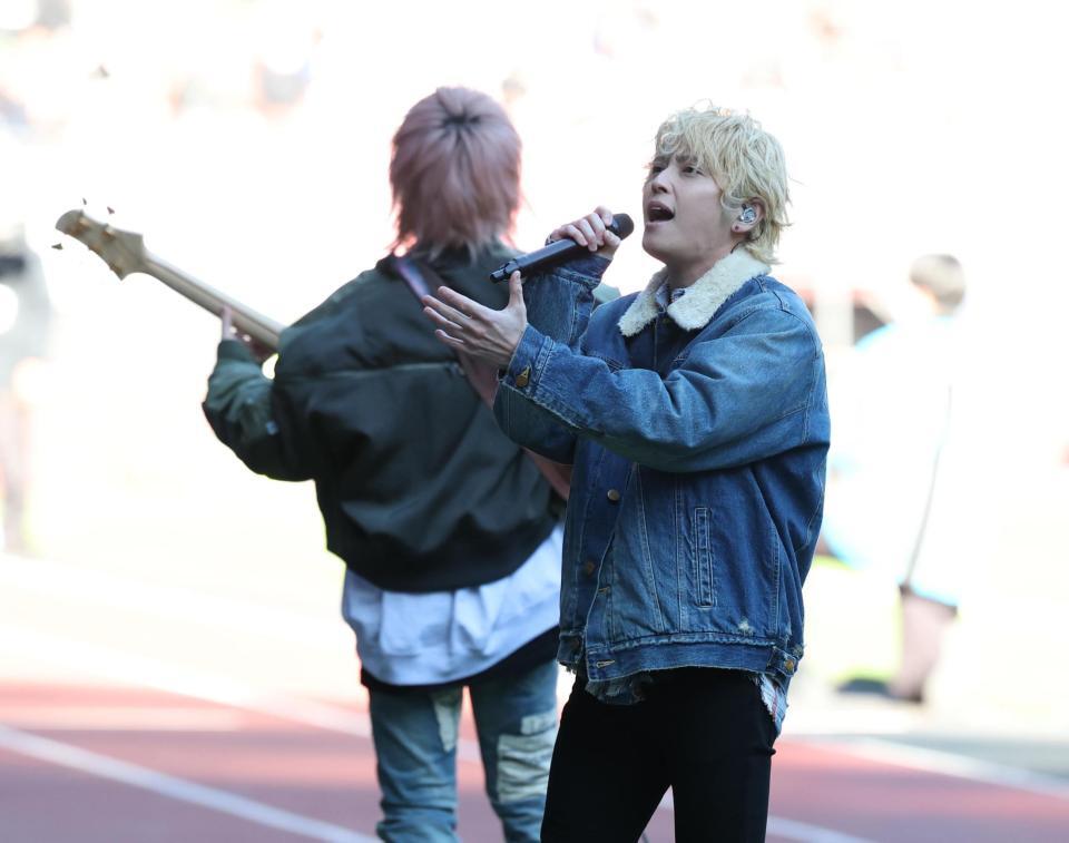 熱唱するＴ．Ｎ．Ｔの手越祐也（撮影・金田祐二）