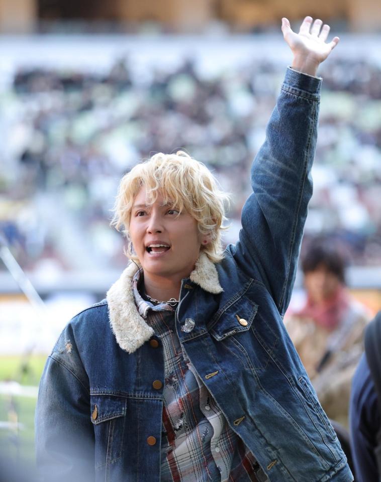 スタンドに手を振るＴＮＴの手越祐也（撮影・西岡正）