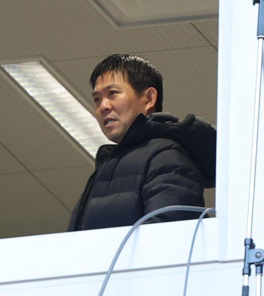 スタンドから見る日本代表・森保一監督（撮影・西岡正）