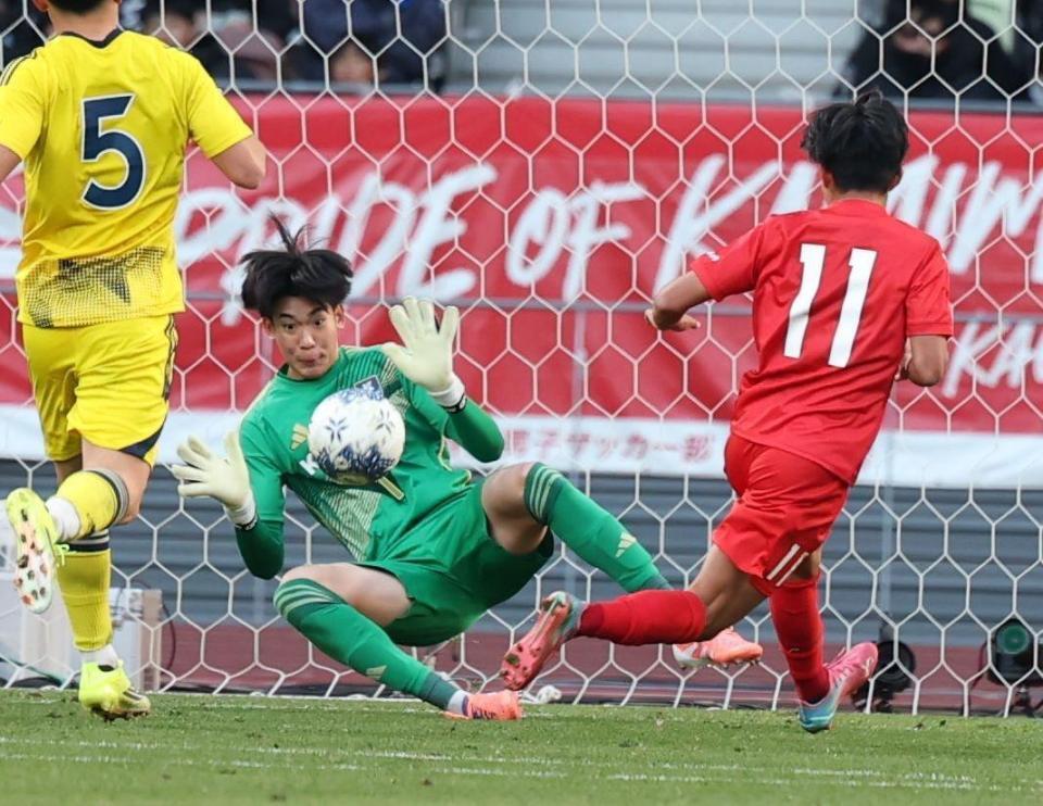 　後半、神村学園・徳村楓大のシュートを止める鹿島学園ＧＫプムラピー（撮影・金田祐二）