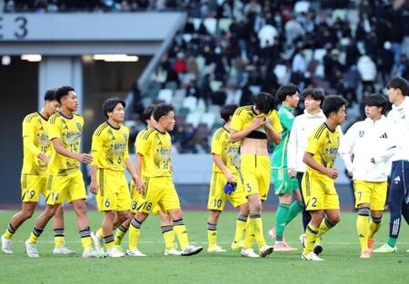 　優勝に届かず、肩を落とす鹿島イレブン（撮影・西岡正）