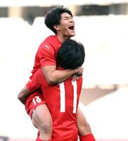 　前半、先制ゴールを決め、喜ぶ日高