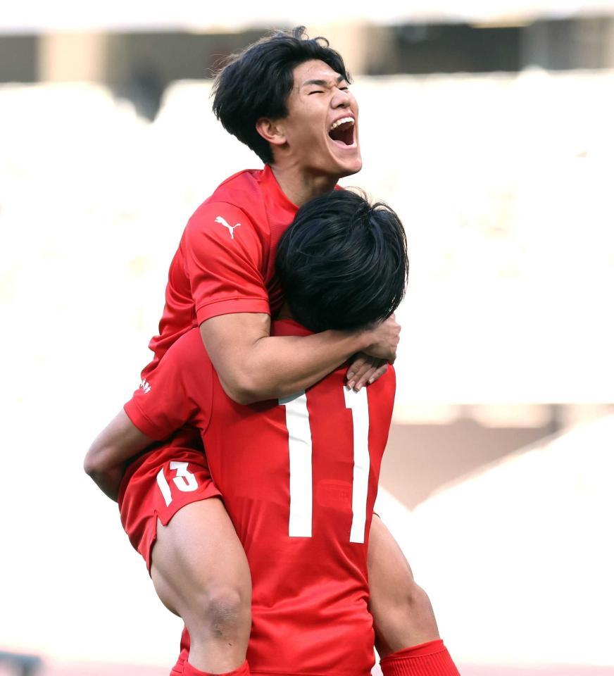 　前半、先制ゴールを決め、喜ぶ日高