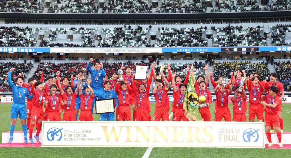 　初優勝を果たし、歓喜する神村学園の選手たち（撮影・金田祐二）