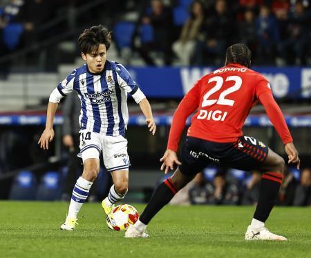 　オサスナ戦の前半、攻め込むレアル・ソシエダードの久保（左）＝サンセバスチャン（共同）