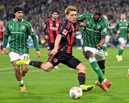 　ブレーメン戦で競り合うＥフランクフルトの堂安（中央）＝ブレーメン（共同）