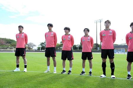 黙とうする山川（左端）、大迫（左から５人目）ら神戸の選手＝沖縄県西原町©ＶＩＳＳＥＬ　ＫＯＢＥ