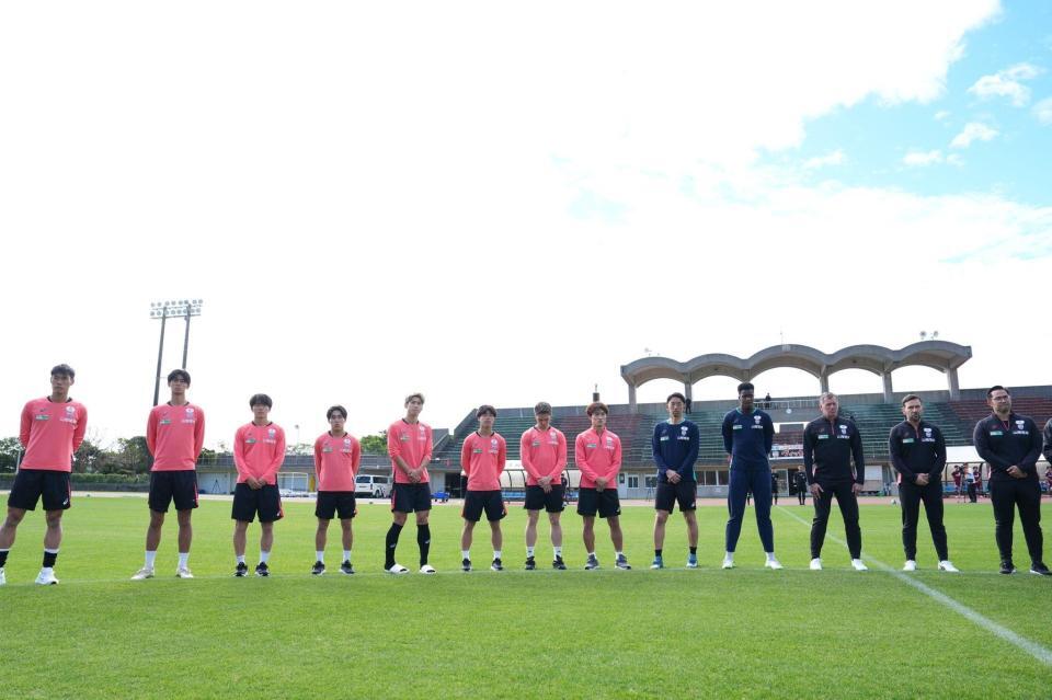 黙とうする神戸の山川（左端）、大迫（左から５人目）、スキッベ監督（右から３人目）ら選手、スタッフ＝沖縄県西原町©ＶＩＳＳＥＬ　ＫＯＢＥ