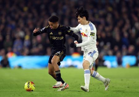 　プレーするリーズの田中碧（右）＝１７日（ゲッティ＝共同）