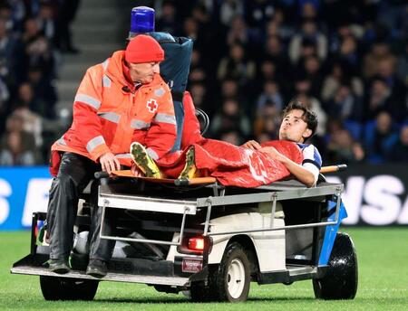 バルセロナ戦で負傷し、担架でピッチを後にするレアル・ソシエダードの久保（共同）